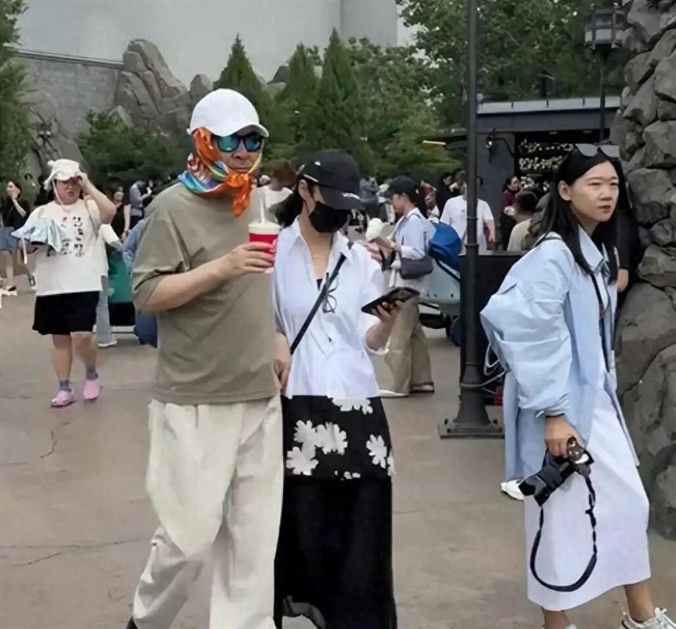 偶遇陈建斌夫妻带娃，打扮怪异坐婴儿车遭嫌弃，蒋勤勤肚子意外大