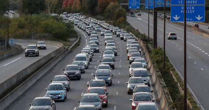 惠英红发文警告国人：团队巴黎高速堵车，车窗被砸破包被当场抢走