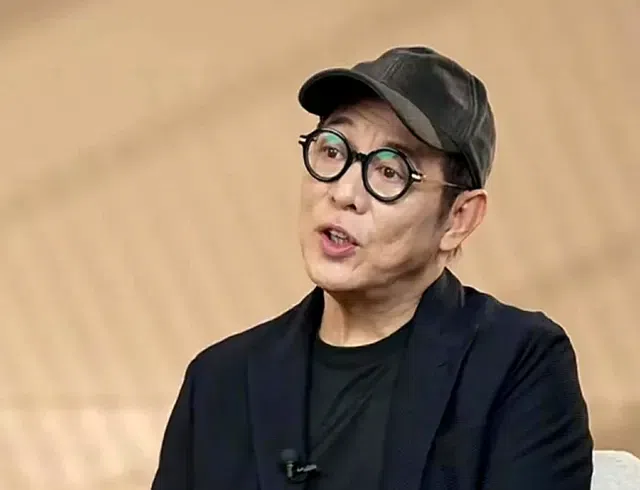 抛妻弃子？63岁李连杰回应与黄秋燕离婚真相：我把财产全给了她