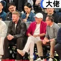 马云现身NBA中国赛刷屏！比起顶级大佬坐一排，这一蹲才是真格局