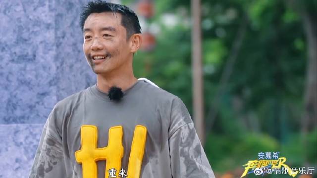 郑恺真倒霉，游戏还没开始就被水球砸中淘汰，真笑死我了丨奔跑吧