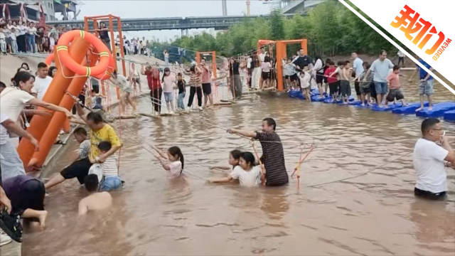 浮桥侧翻游客落水