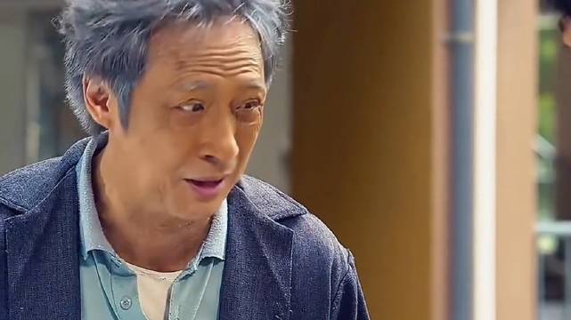 男人意外发现八十岁老父亲每天都在脱皮，每脱一次皮竟可以直接年轻二十岁 ！