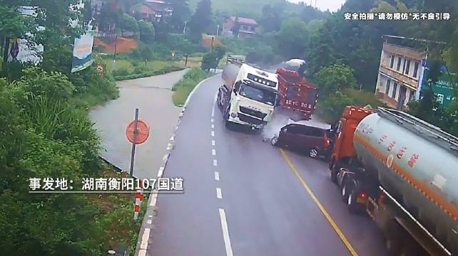 小车上路遇到大货车，防御性驾驶和停车避让，都是新老司机的必修课！