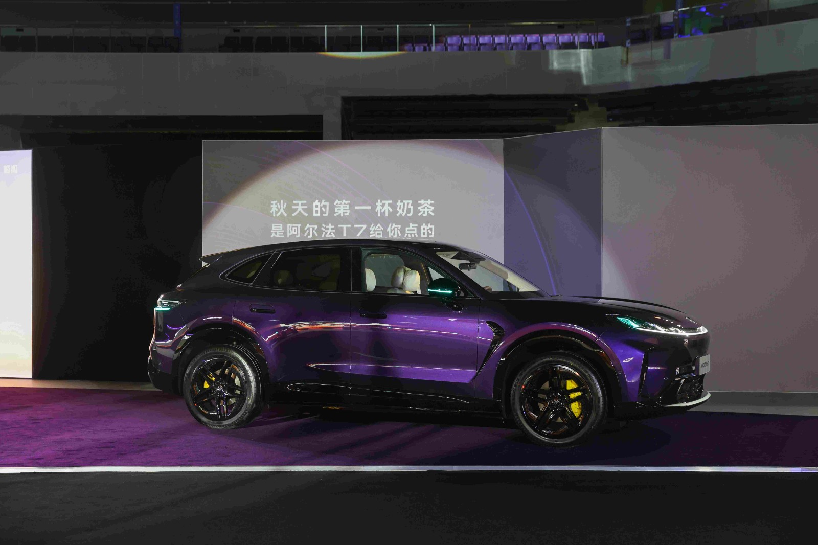 极狐阿尔法T7不同版本差价多少？同档位增程与纯电的差价