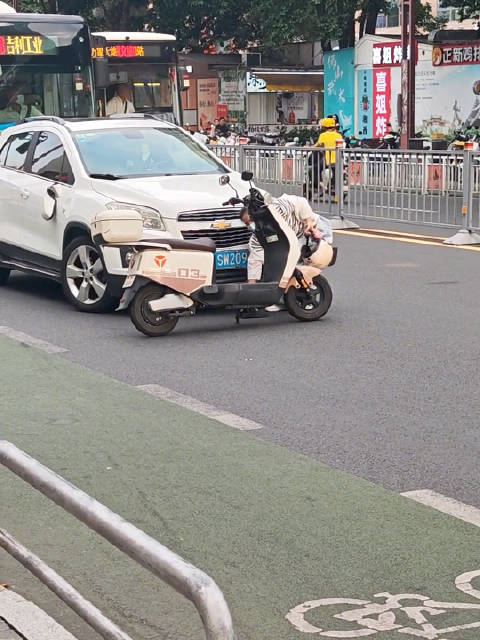 本以为是开豪车有钱才会出轨，原来雪佛兰也会出轨呀，凑巧碰到了吧