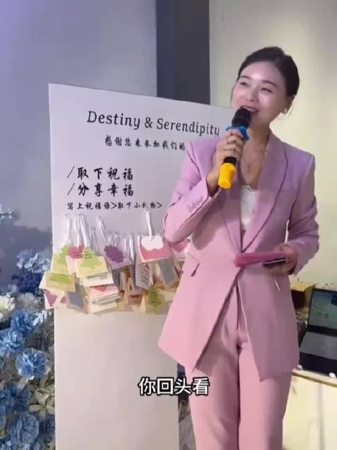 婚礼上把新娘偶像王源的立牌抬了上来，一旁的新郎不会尴尬吗？