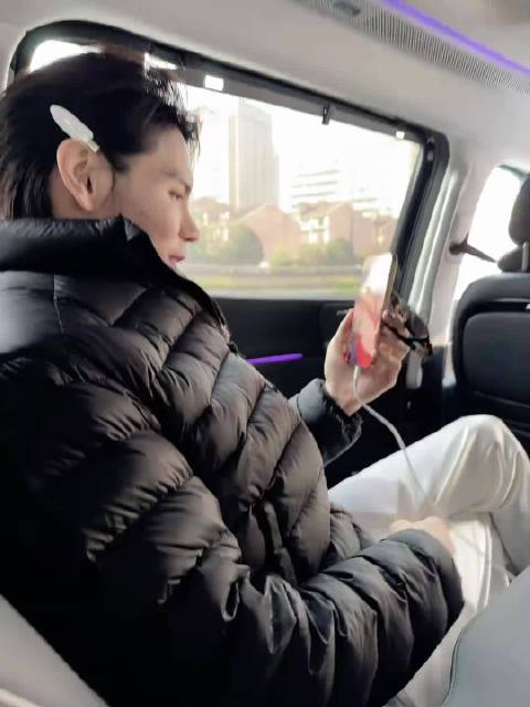向佐一有时间就在和孩子视频，确实是一个好爸爸