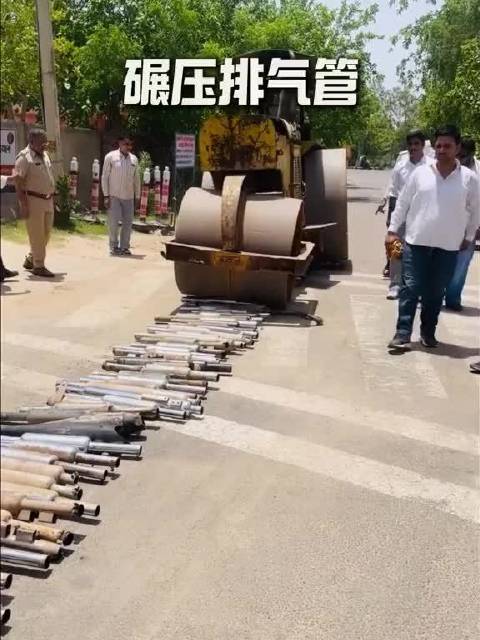 这些人为什么要用压路机碾压摩托车排气管？牛牛讲科普
