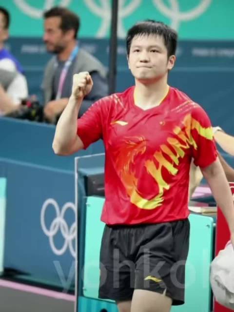 男团半决赛最后一球打完，樊振东小小释放，全身湿透
