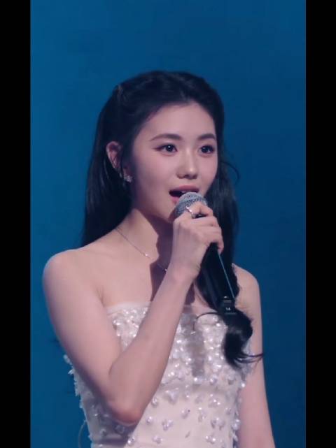 刘浩存唱小幸运太好听了，刘浩存清澈的眼神，干净的声音好治愈！