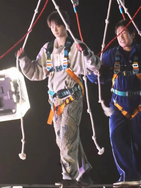投： 刘耀文走钢丝～ 耀文好厉害 看于洋表情