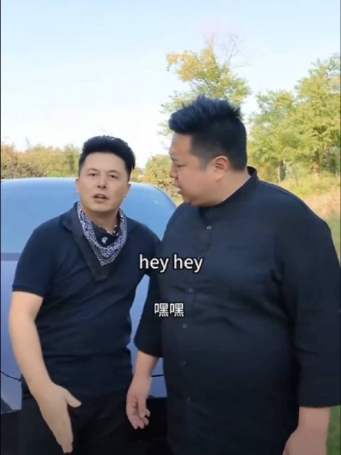 惊呆了，一个外形像，一个声音像，哈哈哈哈哈哈哈