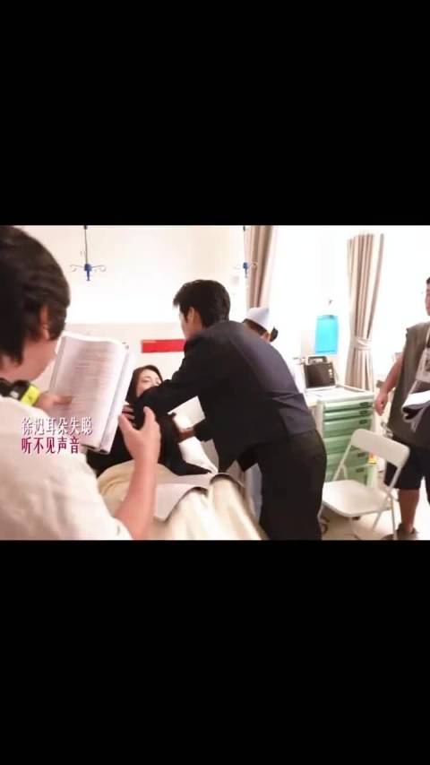 大勋在片场一直逗麦麦～好可爱！ 笑死我了魏大勋 “我闭嘴嘴” 无可替代