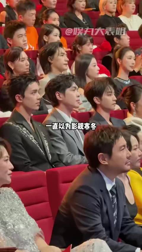 很难想象，镜头里闪闪发光的演员群体里，大部分人的月薪只有五千