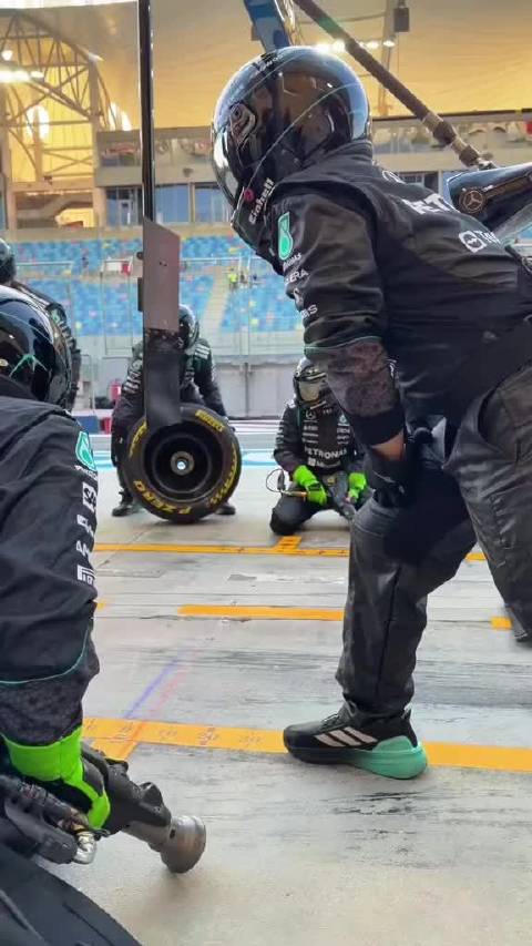 F1维修区换胎两秒内完成，团队配合极限就在这几秒里