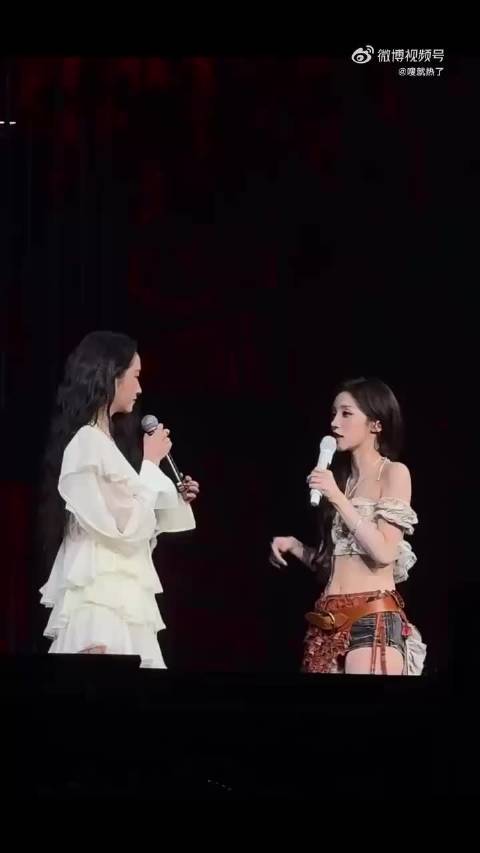 宋雨琦关晓彤演唱会即兴上演小品，北京姐妹花合体轻松互怼