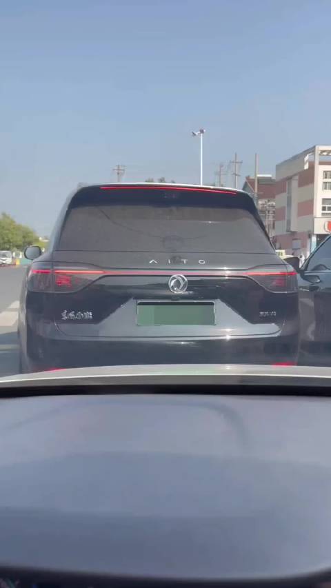 问界M9车主车尾贴上东风LOGO，变身东风小康M9引热议 ···