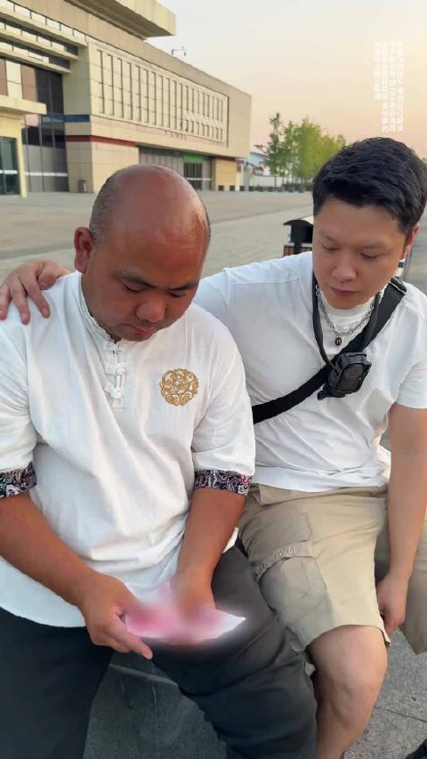 挑战结束，出租车符师傅分文不取，拿出当天辛苦钱传递善意