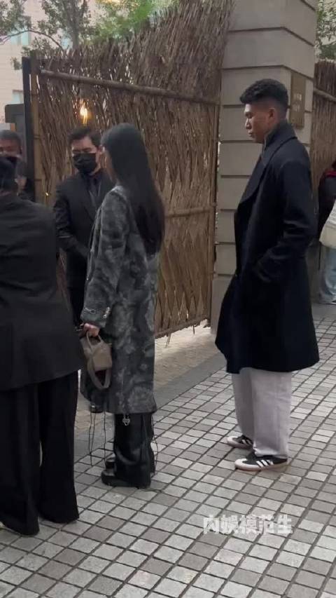 路人偶遇范志毅女儿范斯晶和男友马镇，忍不住感叹：守门员这身高太显眼了！