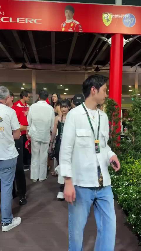 F1观赛结束后林俊杰七七牵手退场，林俊杰对七七说不要害羞