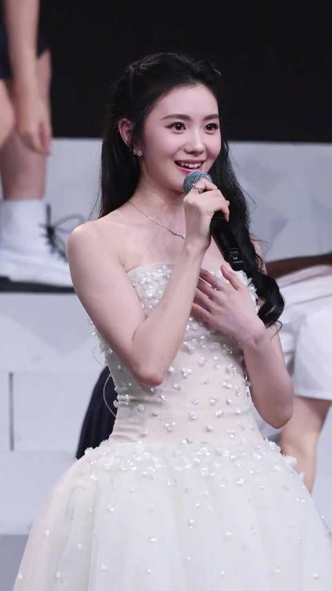 这是刘浩存今年第几个代言了 稳稳走上坡路的女孩啊 好事多多