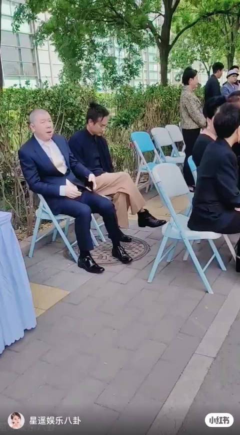 华表奖明星路边候场 这才是内娱最缺的“去神化”