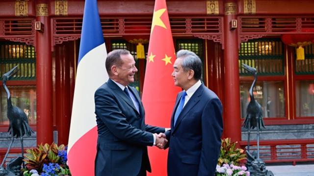 一架专机落地，马克龙心腹访华，中欧的大事，法国想抢占话语权