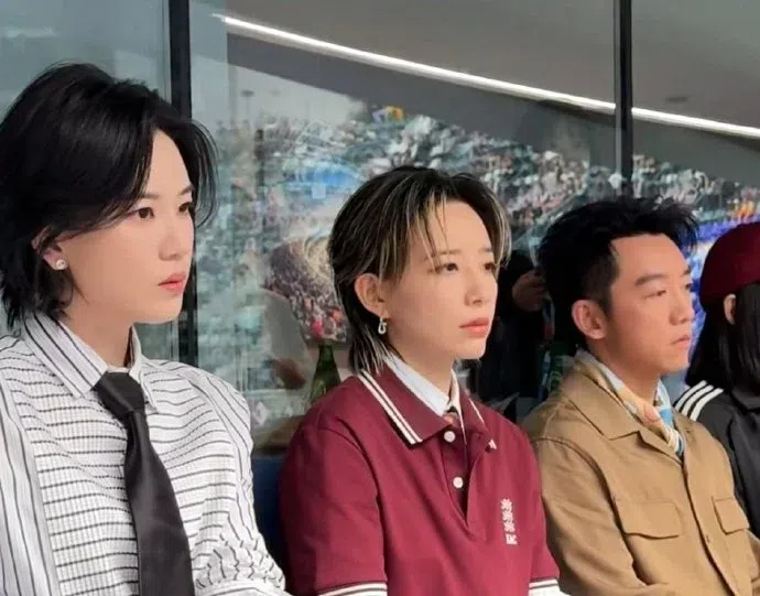 郑恺李斯丹妮陆柯燃现身中网公开赛，三人同框看球，郑恺丝巾吸睛