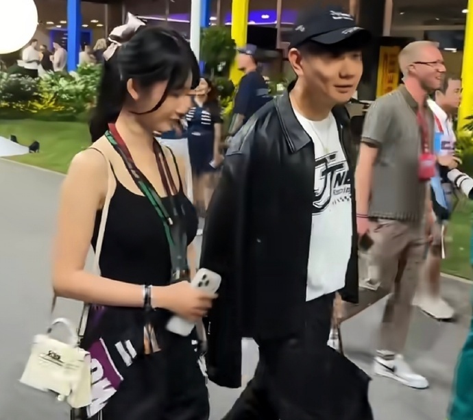 林俊杰与女友首次公开同框太温柔，浪子们都情归小娇妻