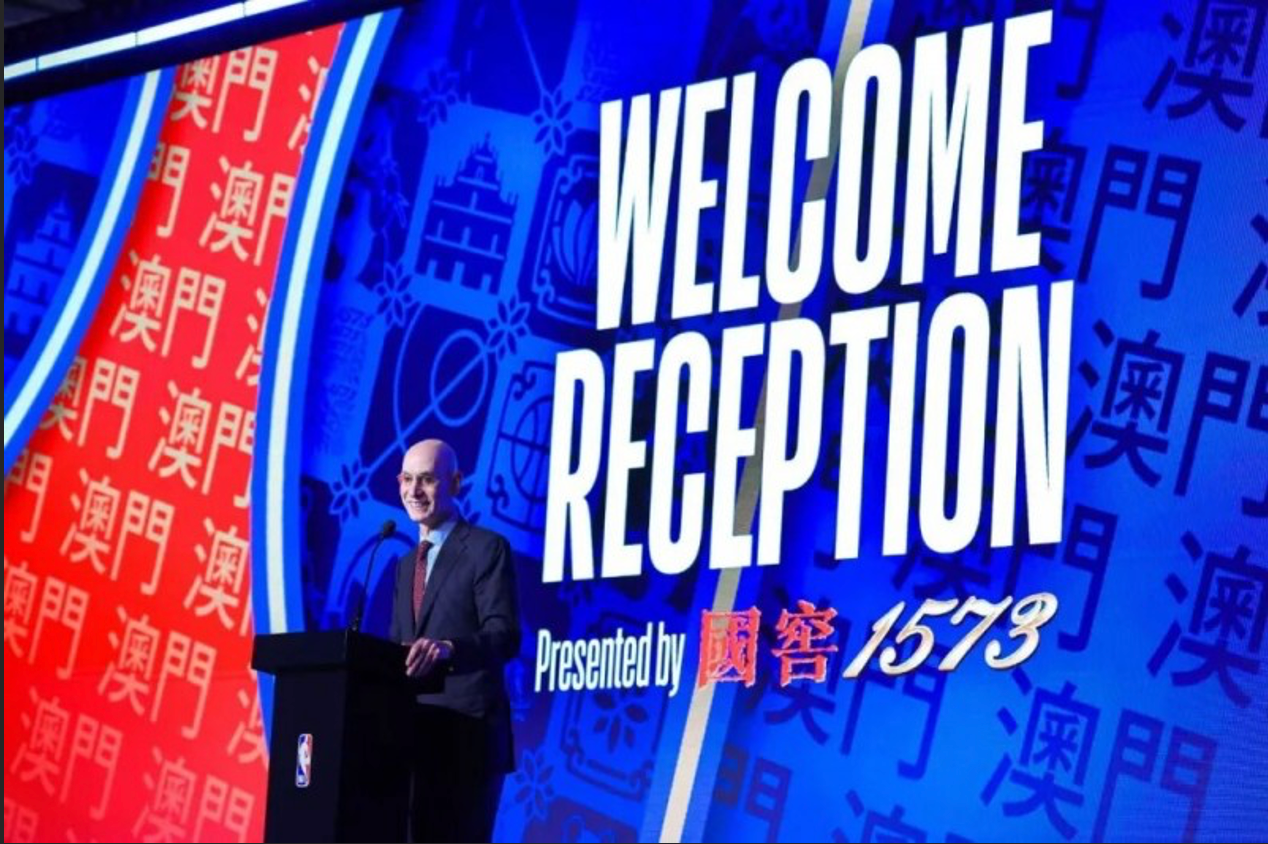 国窖1573NBA总冠军纪念款、28度高光NBA限定系列首发，成龙与传奇球星举杯见证