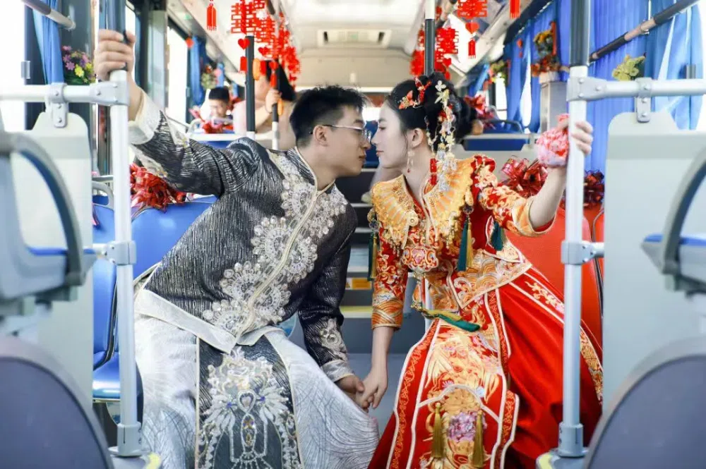 披红妆、贴喜字、接新娘，潍坊婚礼巴士接连发车