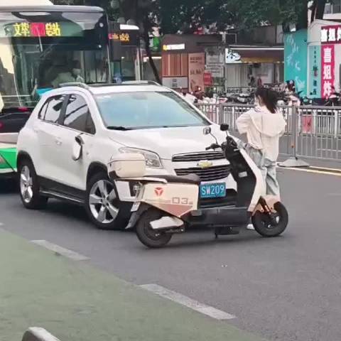 女子电动车堵小车车头 公交被堵整条路受影响