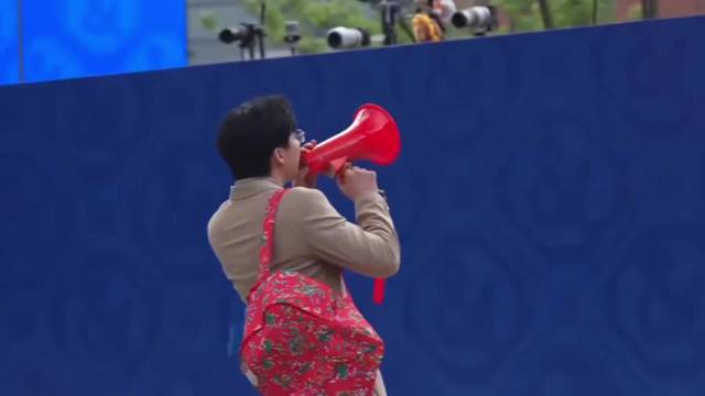 刘宇宁直播喊到脸通红，粉丝隔墙举超长手机支架