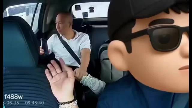 乘客网约车翘二郎腿引争吵，司机打码自己未打码乘客