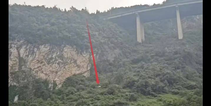 领克10 EM-P翻下山崖近百米，车主仅骨折