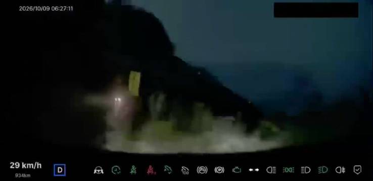 领克10冲出泸州国道翻下悬崖车主仅轻伤