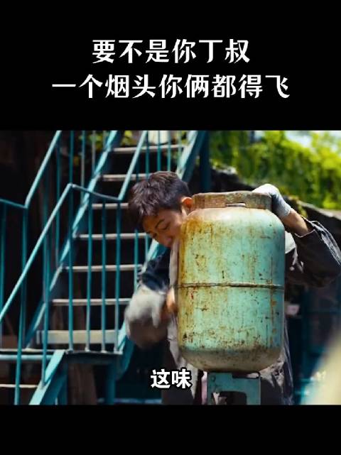 小时候用尿和泥，然后摸前院家小孩一脸