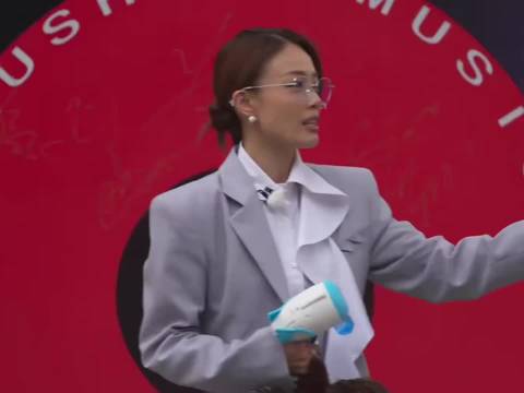 音综届最权威的母亲回来了，随便唱唱都这么好听，太期待节目里的舞台了
