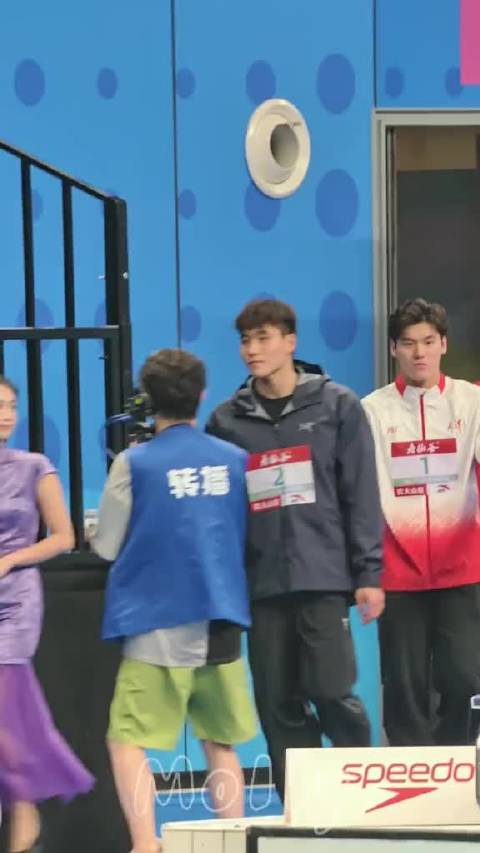 潘展乐与王长浩打赌输了趴下做俯卧撑