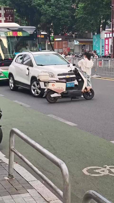 据说是抓3，本以为是开豪车，有钱才会出轨，原来雪佛兰也会出轨呀