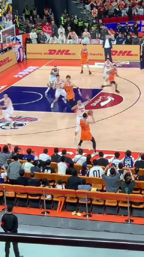 上海男篮哈维最后时刻上演绝杀，这球放在NBA也相当炸裂，真的太强了！