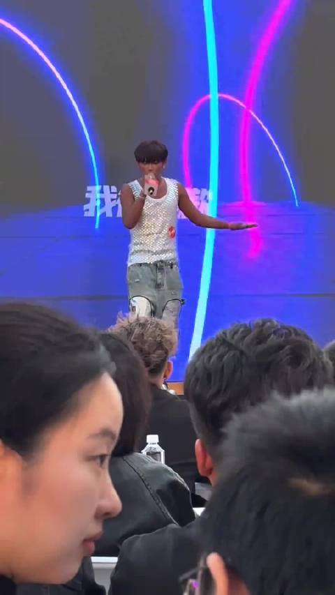 我天哪，我真以为吉克隽逸剪短发了，结果定睛再一看 这不炎亚纶吗