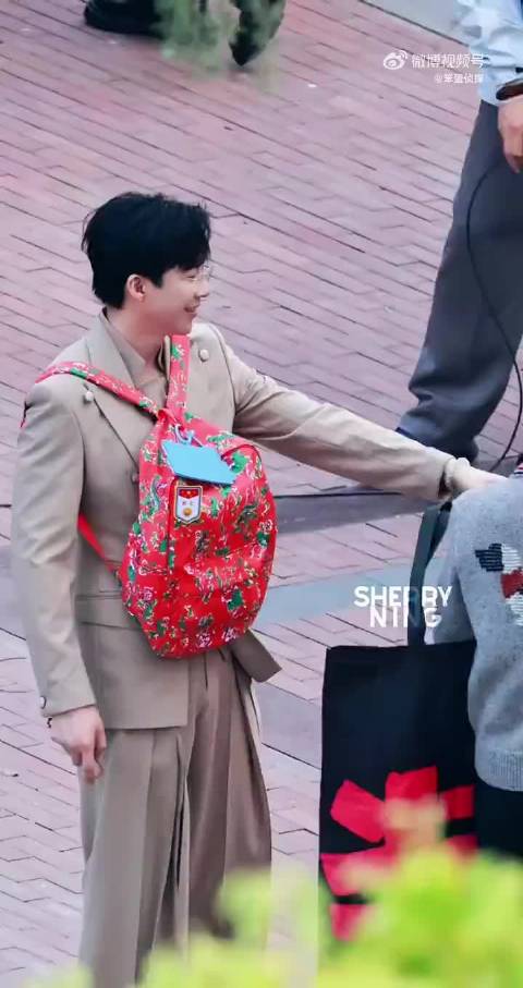 刘宇宁西装搭东北大花书包防走光