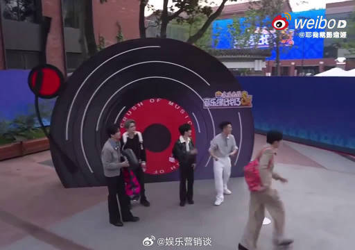 薛之谦周深刘宇宁黄子弘凡同框直播，刘宇宁叫粉丝别吵吵