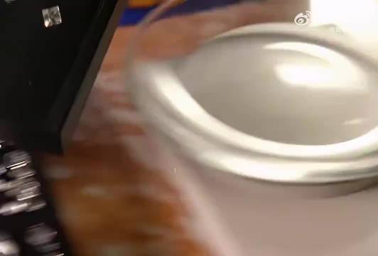 这么爱钻石珠宝的她最后关心的却是他在哪