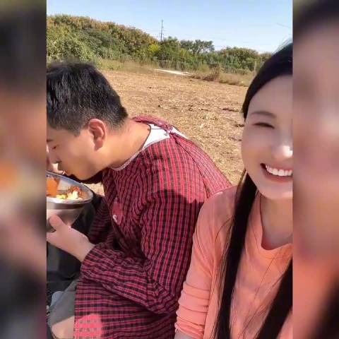 丈夫坚持喂妻吃面告白一天不见就想她