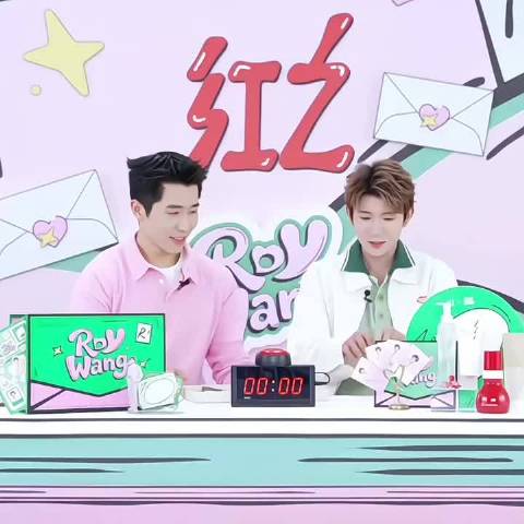 王源你的黑白小手过于明显了吧✋ 小源直播还给自己穿黑色袖套