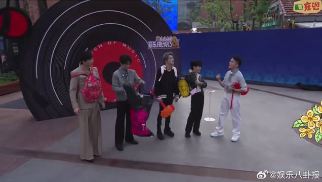黄子弘凡：我选的书包，周深：不，这是你的睡袋，画面感一下子就出来了！