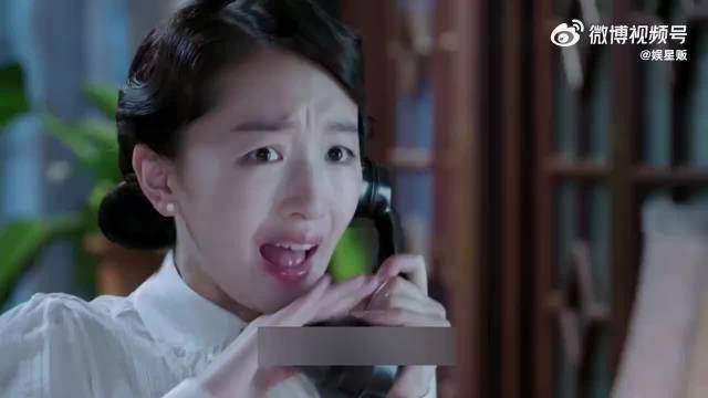 “女人每次接到电话时，都会故意用手指去摩擦话筒…”